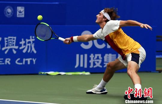 使她在面对 使她在面对